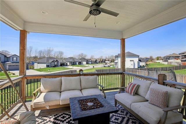 594 N Oakwood Lane, Tonganoxie, KS 66086