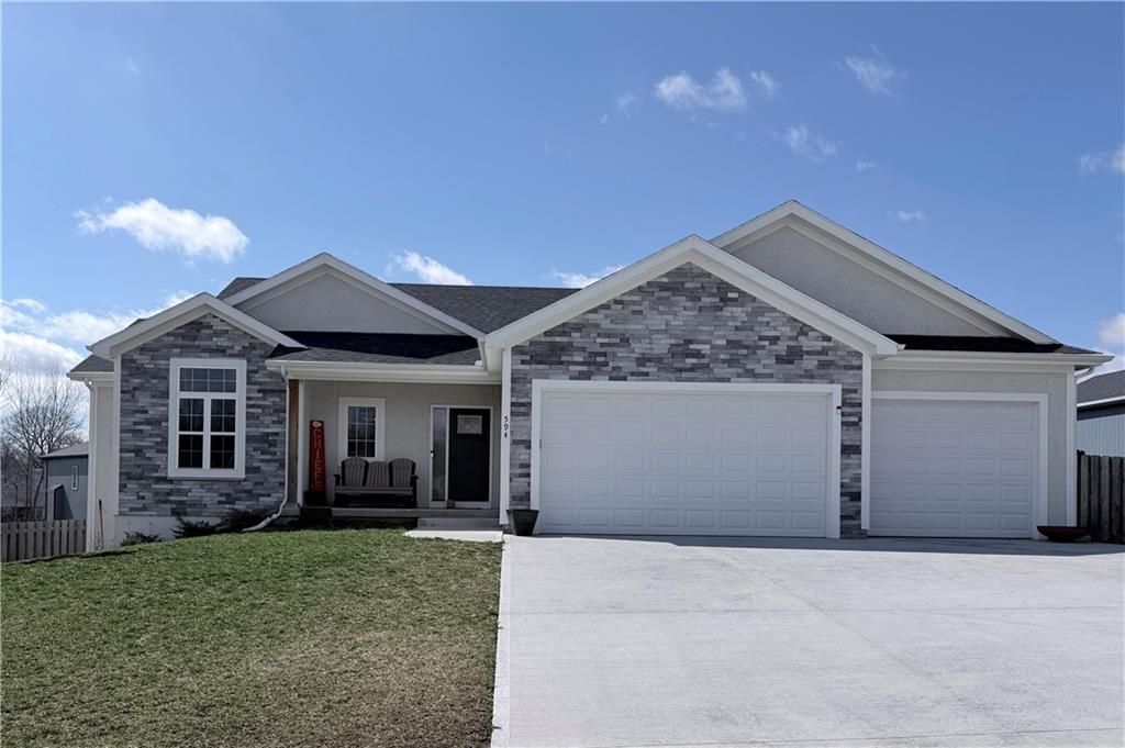 594 N Oakwood Lane, Tonganoxie, KS 66086
