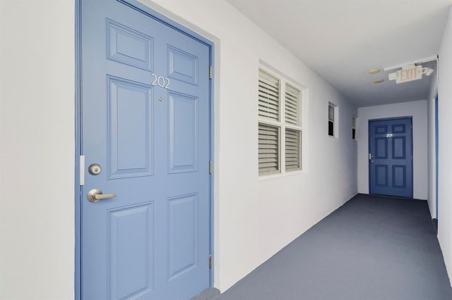 1820 New Palm Way 202, Boynton Beach, FL 33435