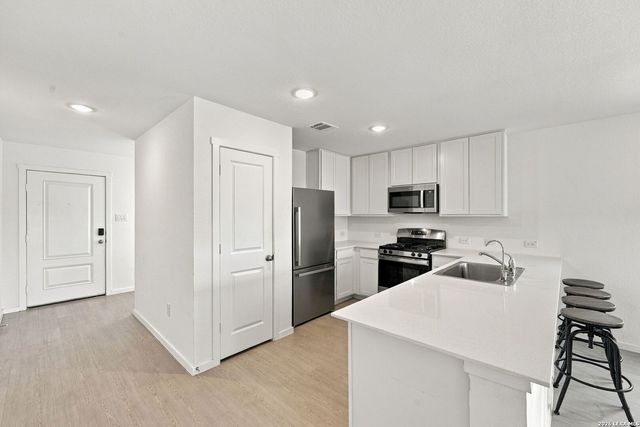 4618 LEGACY TRL, Von Ormy, TX 78073