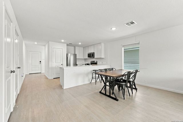 4618 LEGACY TRL, Von Ormy, TX 78073