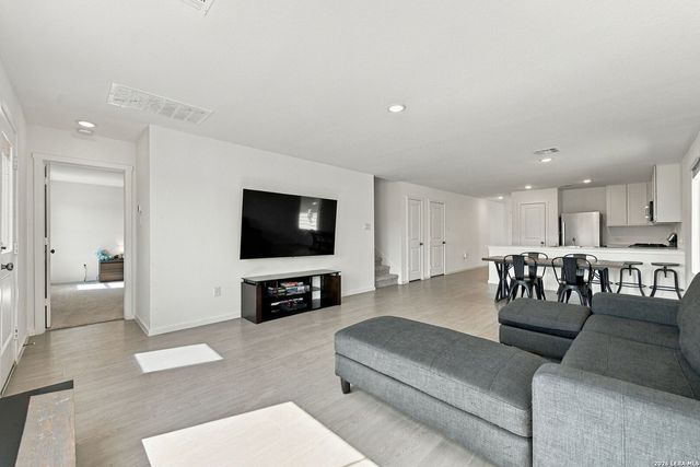 4618 LEGACY TRL, Von Ormy, TX 78073
