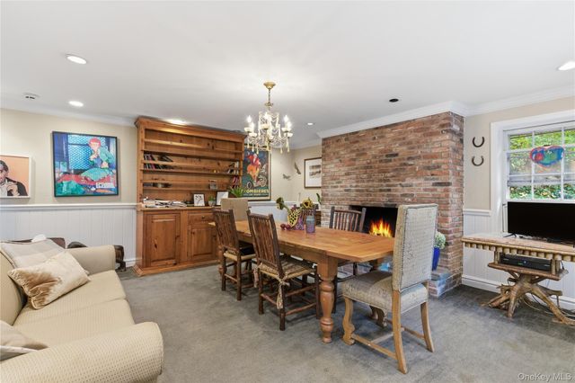 80 E Broadway, Roslyn, NY 11576