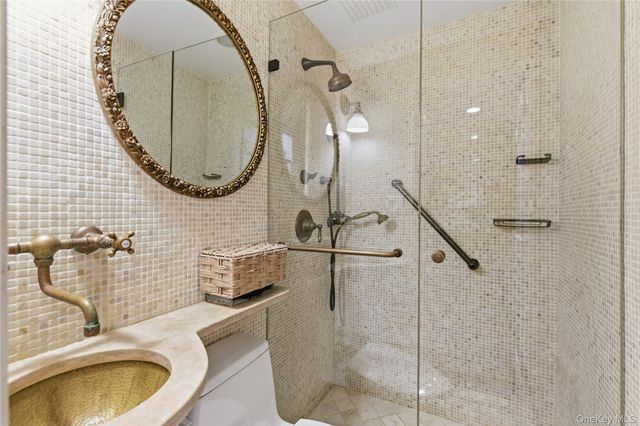 80 E Broadway, Roslyn, NY 11576