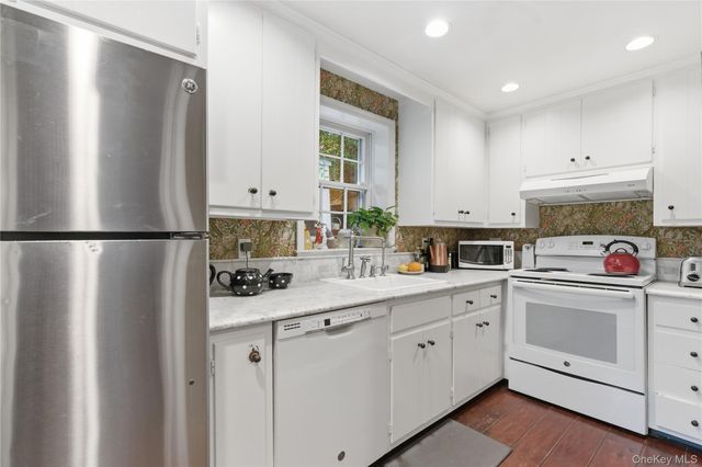 80 E Broadway, Roslyn, NY 11576