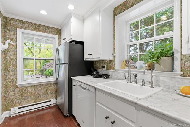 80 E Broadway, Roslyn, NY 11576