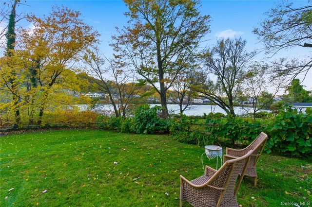 80 E Broadway, Roslyn, NY 11576