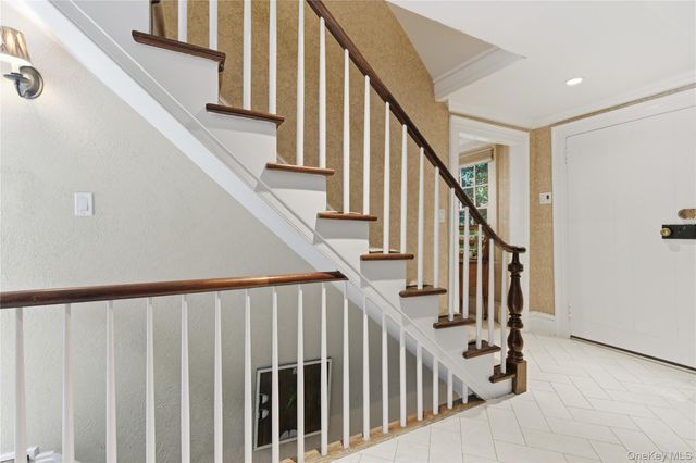 80 E Broadway, Roslyn, NY 11576