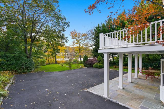 80 E Broadway, Roslyn, NY 11576