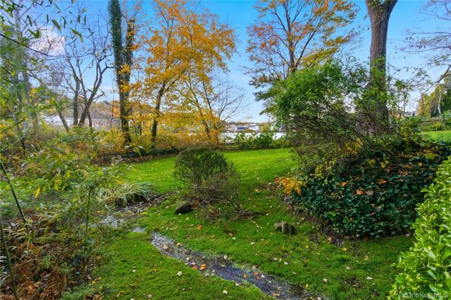 80 E Broadway, Roslyn, NY 11576