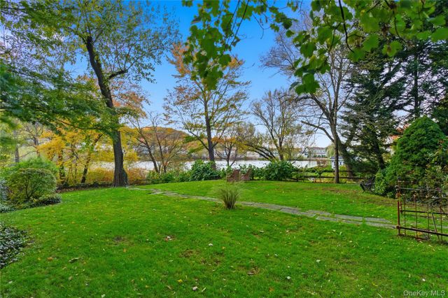 80 E Broadway, Roslyn, NY 11576