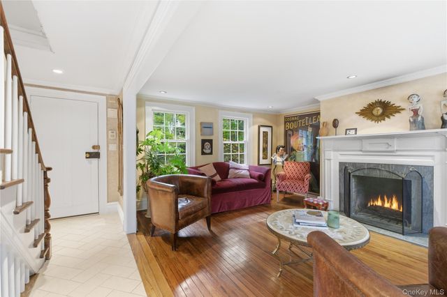 80 E Broadway, Roslyn, NY 11576