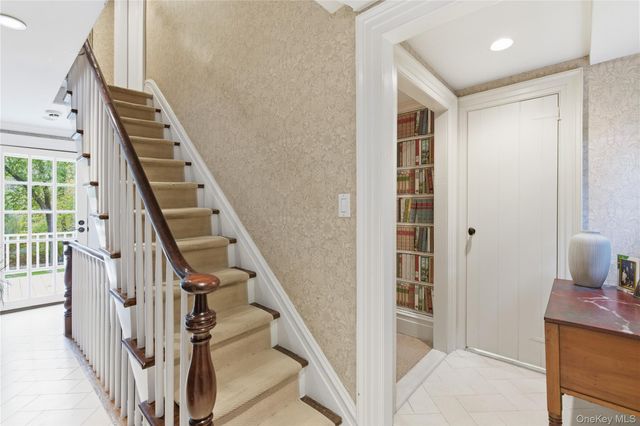 80 E Broadway, Roslyn, NY 11576