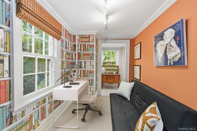 80 E Broadway, Roslyn, NY 11576