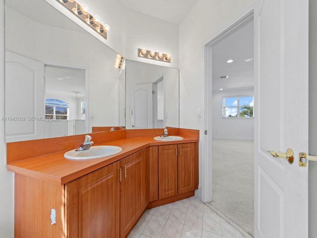 16421 SW 64th Ter, Miami, FL 33193