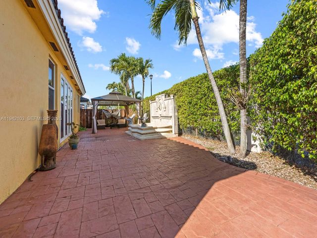 16421 SW 64th Ter, Miami, FL 33193