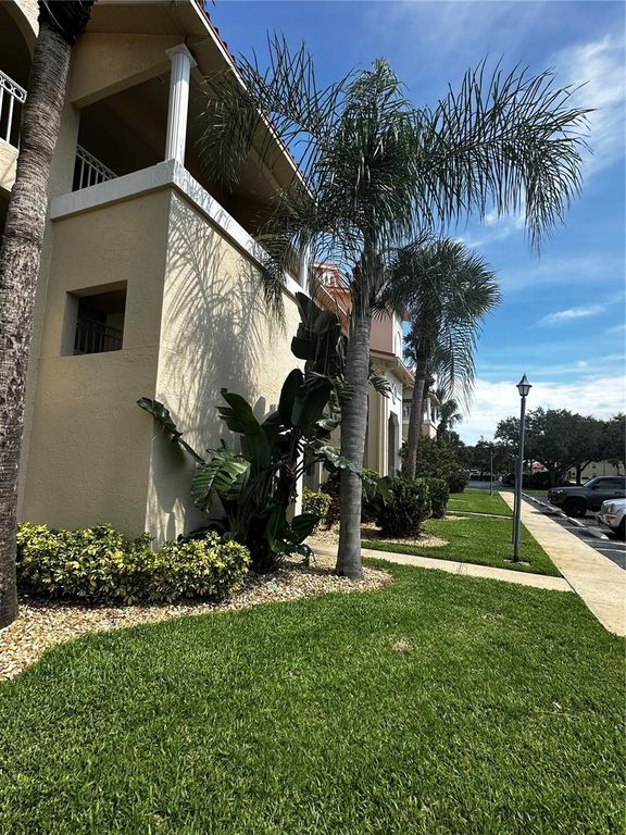 Image 25 of property listing at 462 BOUCHELLE DRIVE 104, New Smyrna Beach, FL 32169
