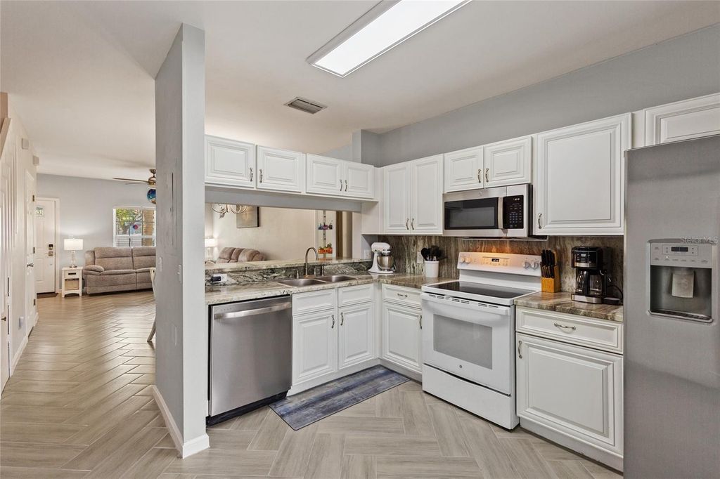 Image 2 of property listing at 4617 SABAL KEY DRIVE, Bradenton, FL 34203