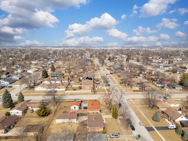 8320 Latrobe Avenue, Burbank, IL 60459