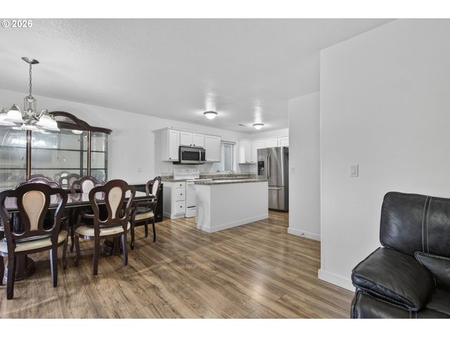 871 N 20TH Way, Cornelius, OR 97113
