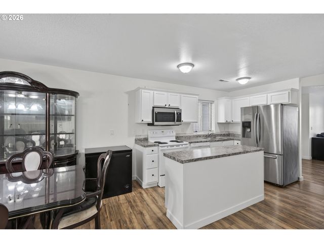 871 N 20TH Way, Cornelius, OR 97113