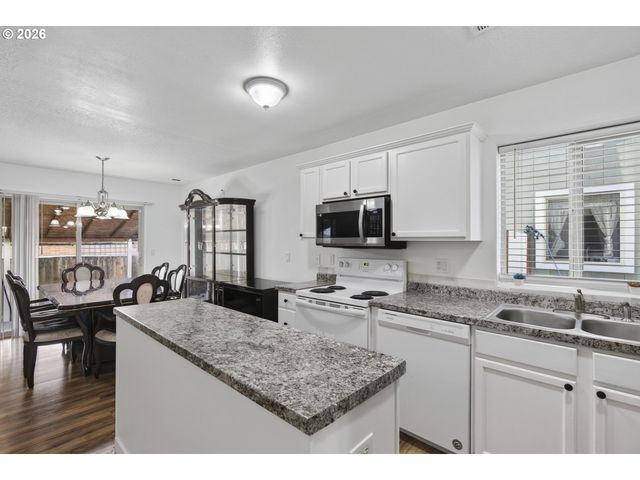 871 N 20TH Way, Cornelius, OR 97113