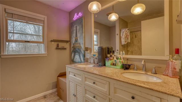 10525 Twin Oaks Drive, Cambridge, OH 43725