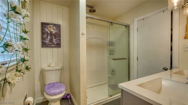 10525 Twin Oaks Drive, Cambridge, OH 43725