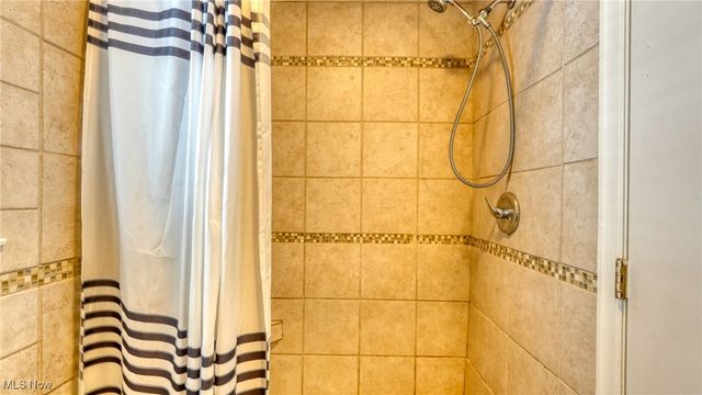 10525 Twin Oaks Drive, Cambridge, OH 43725