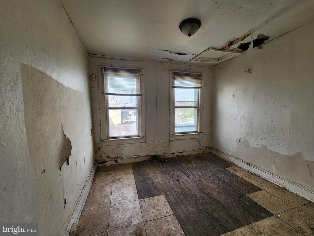 Image 16 of property listing at 2946 GREENMOUNT AVE, Baltimore, MD 21218