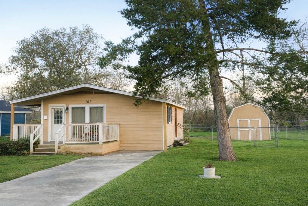 102 Magnolia Street, Lake Jackson, TX 77566