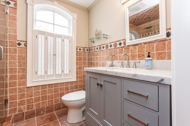 28 Winona Ave, Fairhaven, MA 02719