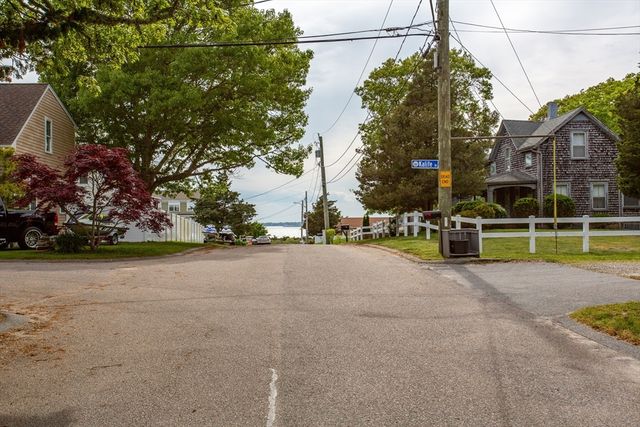28 Winona Ave, Fairhaven, MA 02719