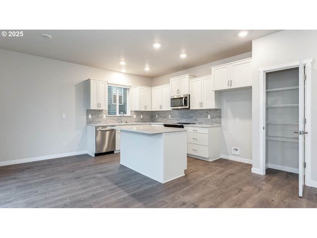 9463 Se Crystal Rose St, Happy Valley, OR 97086