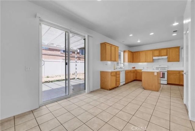 906 Sparrow, Perris, CA 92571