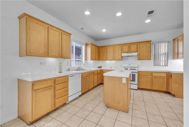 906 Sparrow, Perris, CA 92571