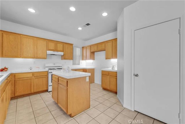 906 Sparrow, Perris, CA 92571