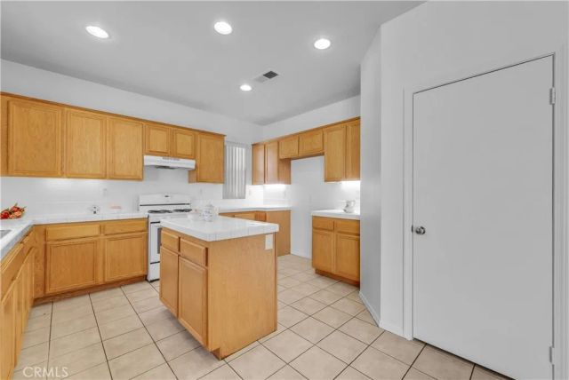 906 Sparrow, Perris, CA 92571