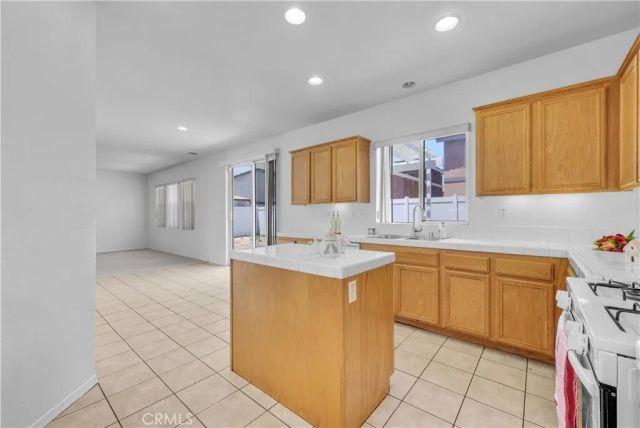 906 Sparrow, Perris, CA 92571