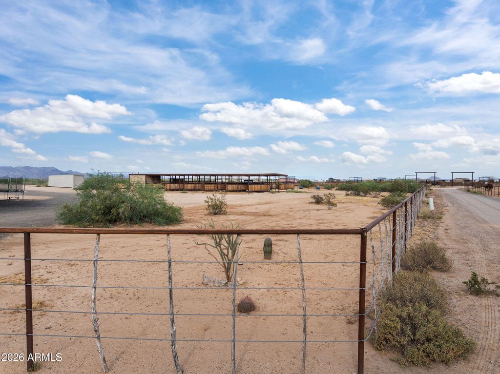 Image 4 of property listing at 49204 N 529th Avenue, Aguila, AZ 85320
