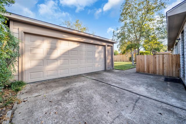 7015 Lacy Hill Drive, Houston, TX 77036