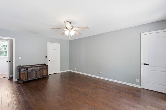 555 Beech Grove Way, Burns, TN 37029