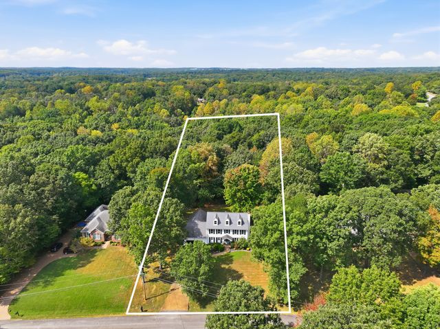 555 Beech Grove Way, Burns, TN 37029