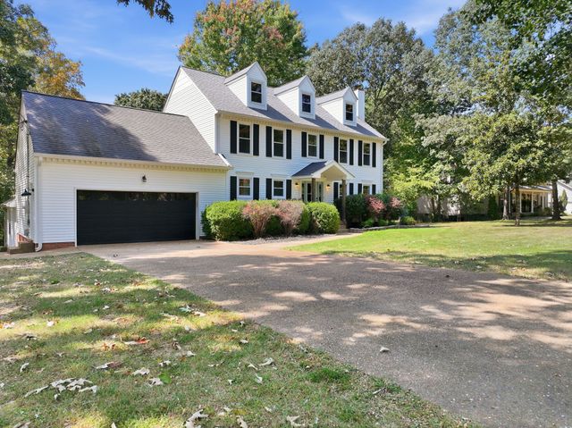555 Beech Grove Way, Burns, TN 37029