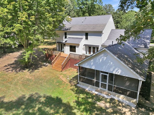 555 Beech Grove Way, Burns, TN 37029