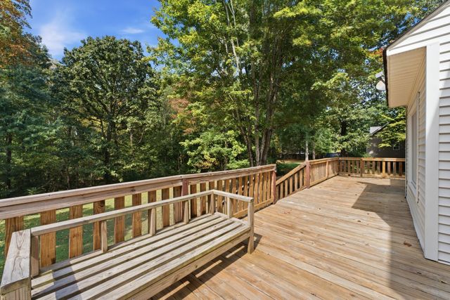 555 Beech Grove Way, Burns, TN 37029