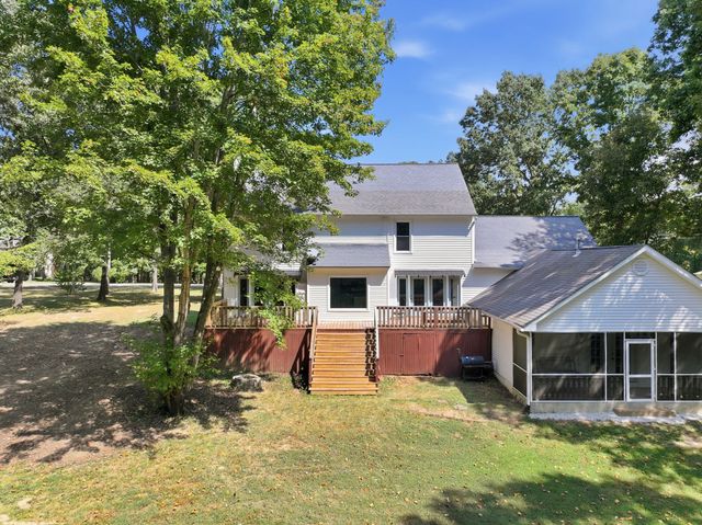 555 Beech Grove Way, Burns, TN 37029