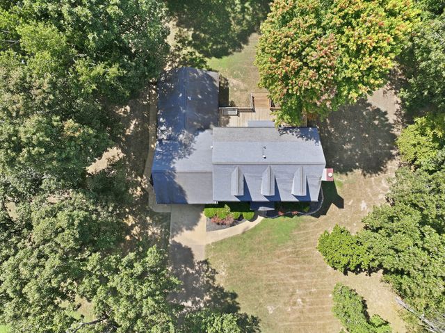 555 Beech Grove Way, Burns, TN 37029