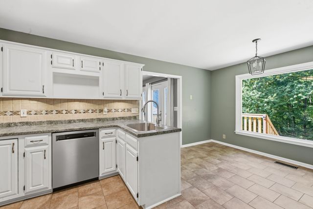 555 Beech Grove Way, Burns, TN 37029