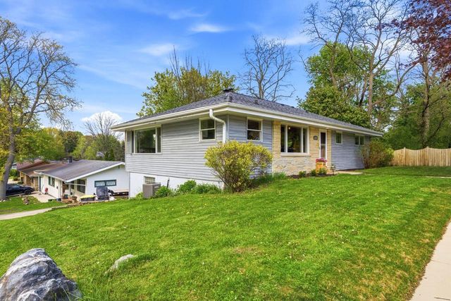 1004 Newhall AVENUE, Waukesha, WI 53186